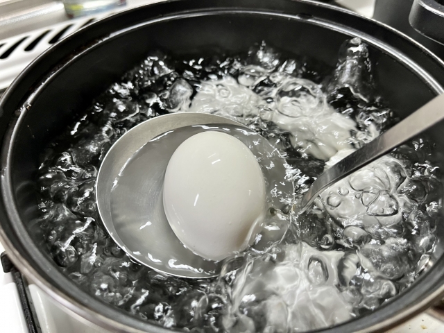 たまごを茹でている様子