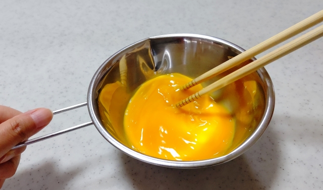 卵液を準備している様子